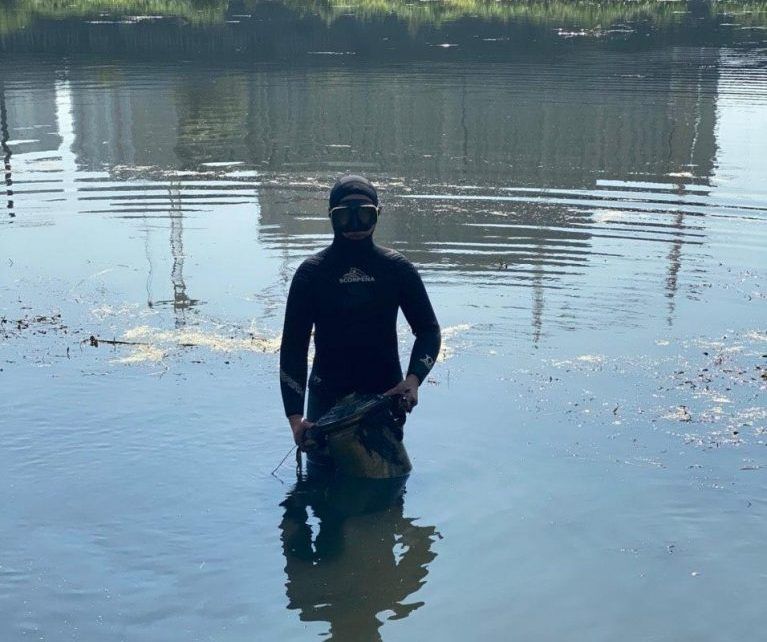 Челябинские водолазы нашли в реке Миасс старинный самовар