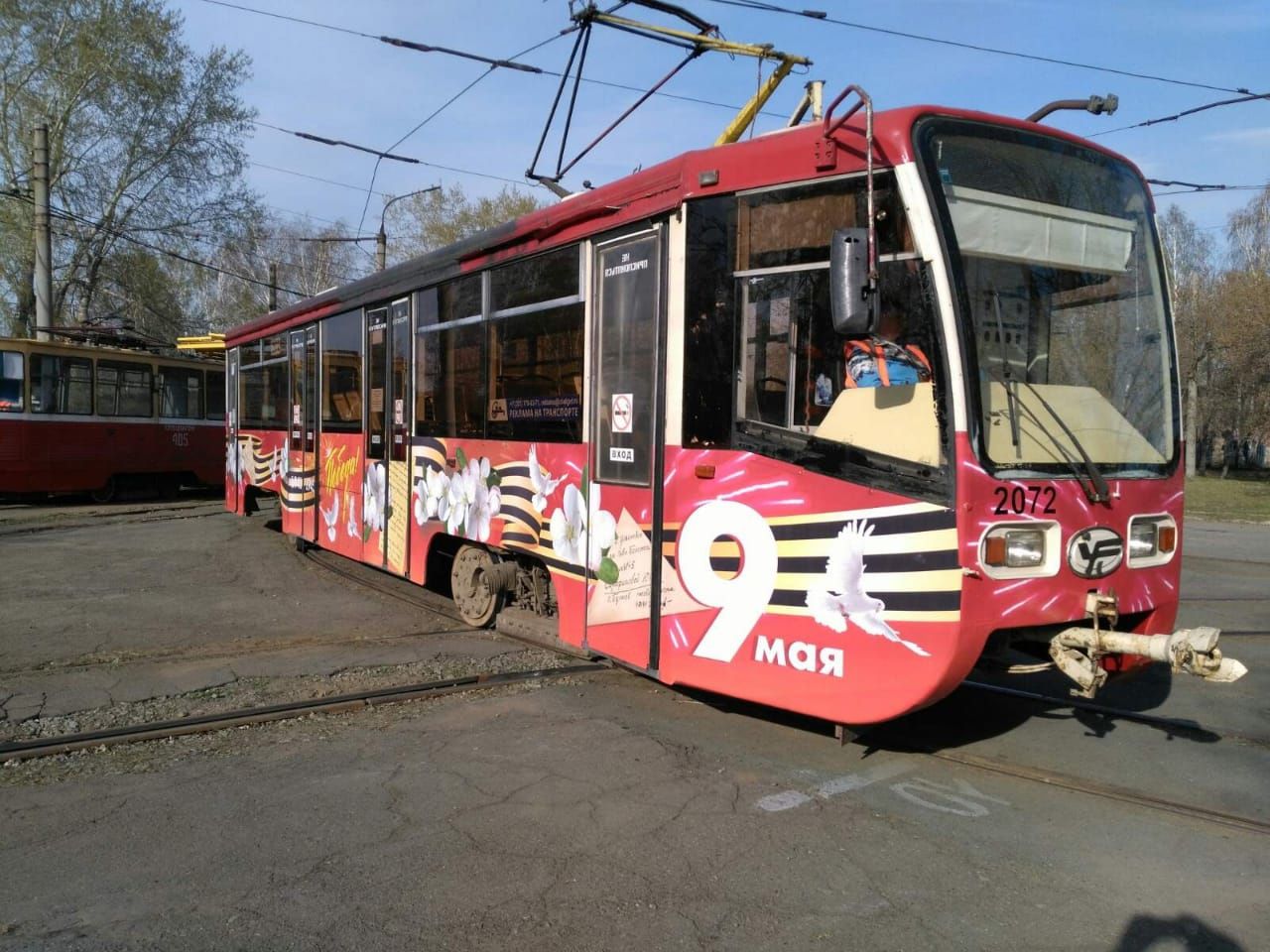По Челябинску курсирует праздничный трамвай