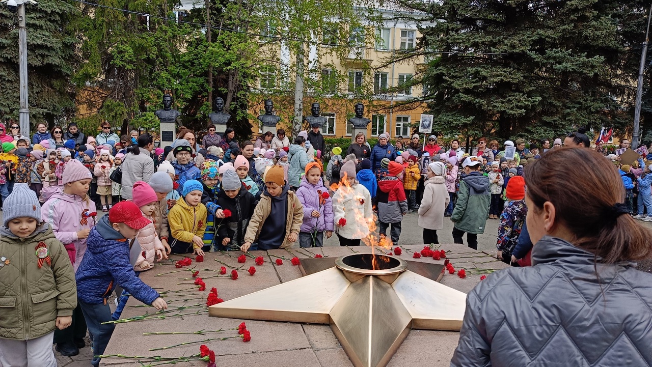 В Копейске прошла акция «Цветы на граните» с участием детских садов