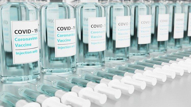 Прививка от коронавируса может стать обязательной для учителей и врачей