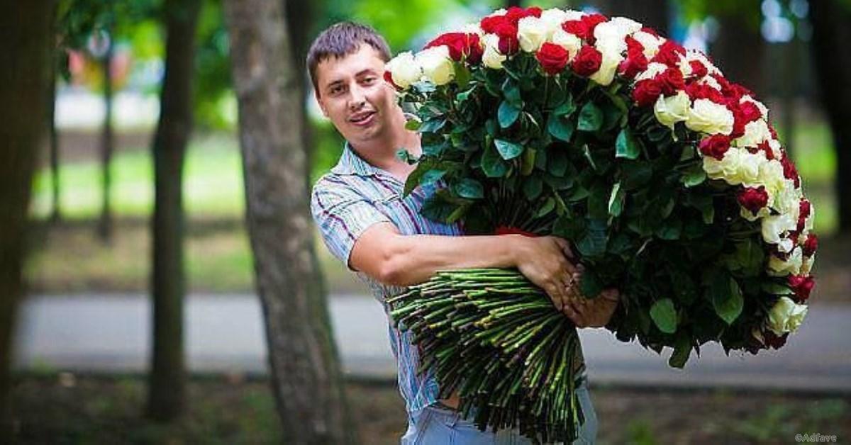 Уболтал. В Копейске продавец киоска неожиданно «подарила» парню букет цветов и 3 тысячи