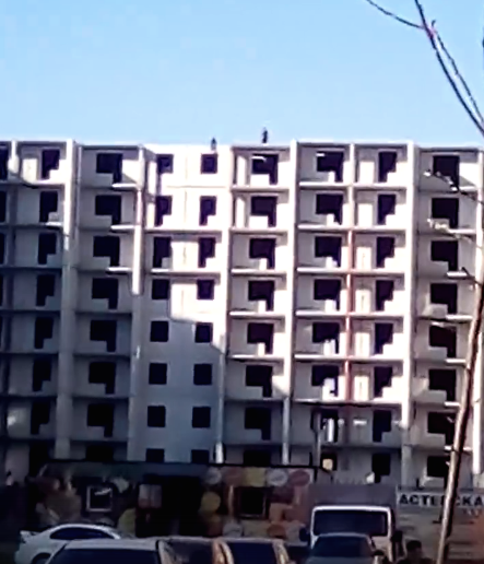 В Копейске дети развлекаются на 9 этаже недостроя