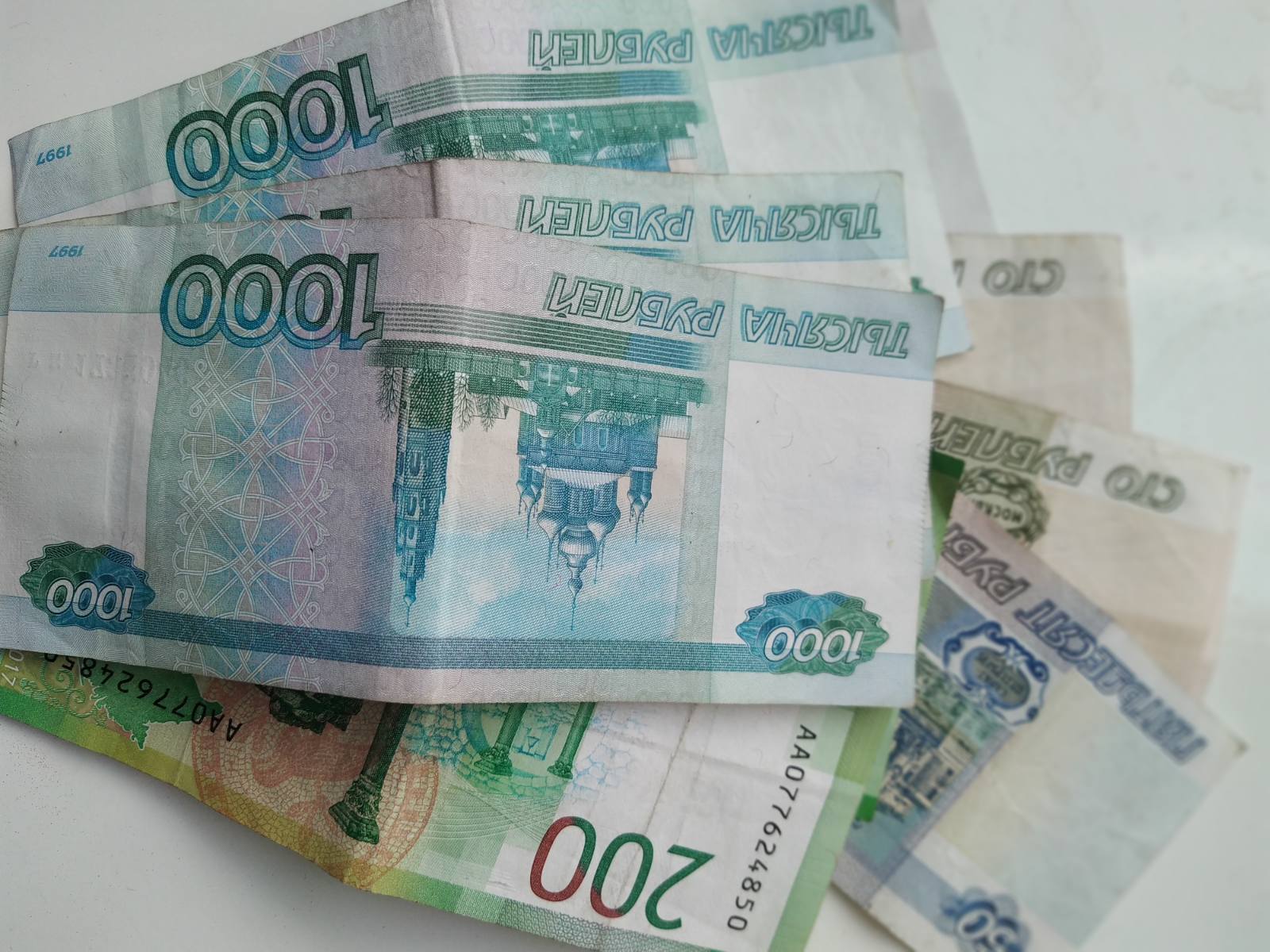 Семьям с детьми начали перечислять выплаты в 10 000 рублей