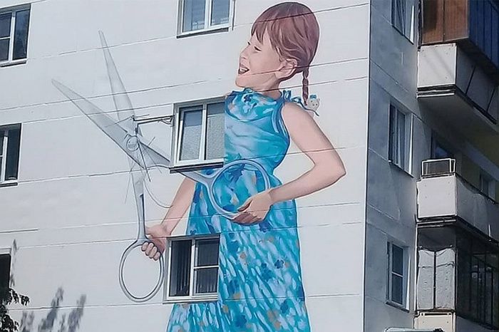 В центре Челябинска появилась девочка с гигантскими ножницами