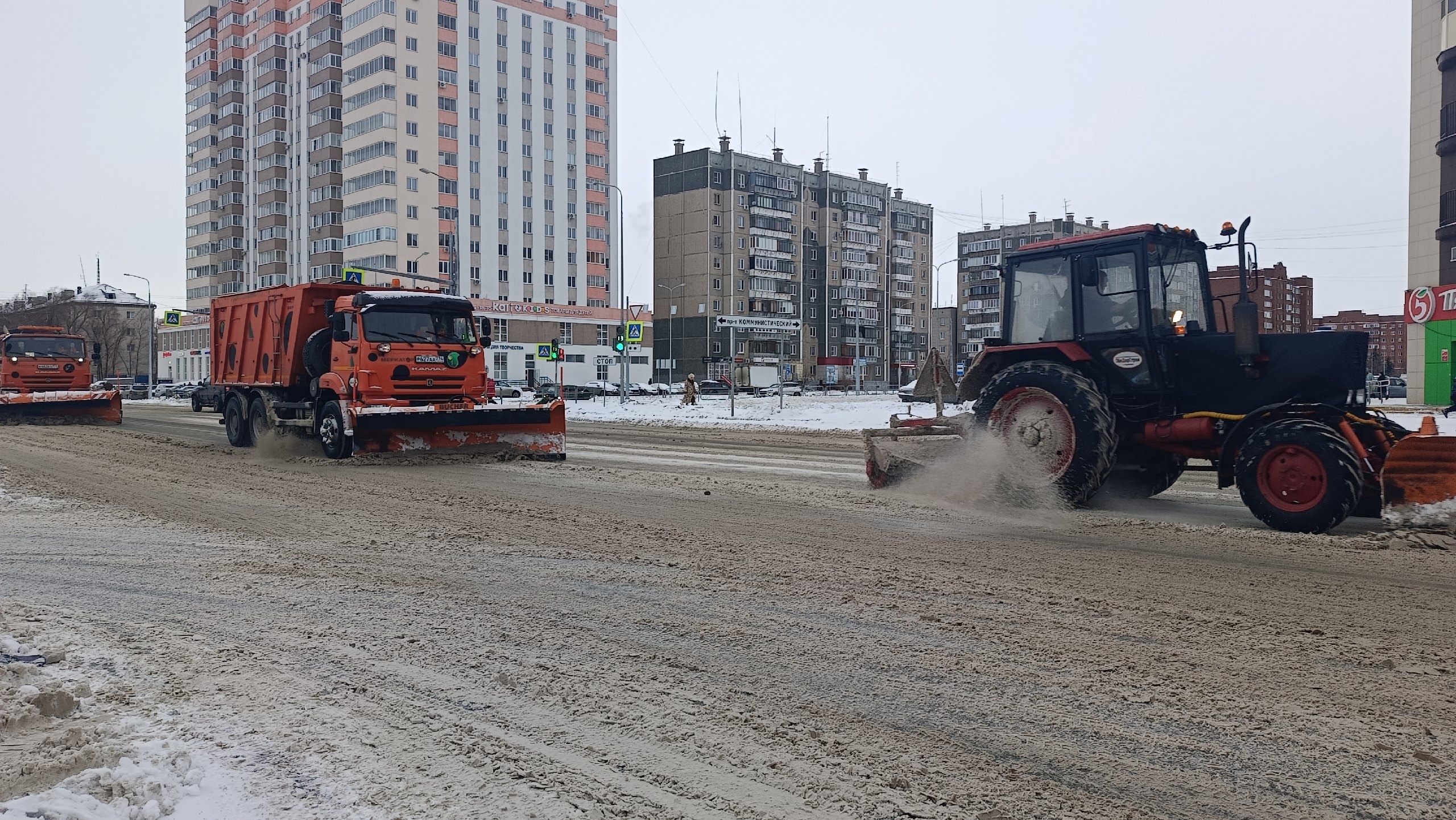 В Копейске активно работает снегоуборочная техника