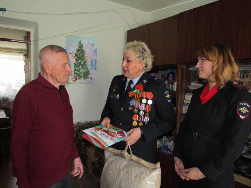 В Копейске поздравили с 80-летним юбилеем ветерана МВД Анатолия Ивановича Гаврилина 