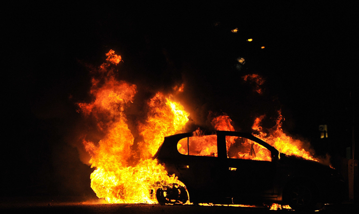 Челябинские полицейские по горячим следам задержали школьников, спаливших автомобиль