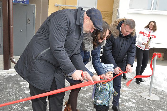 В Копейске состоялось торжественное вручение ключей переселенцам из ветхо-аварийного жилья