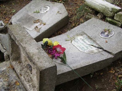 37 надгробий повредили вандалы на коркинском городском кладбище