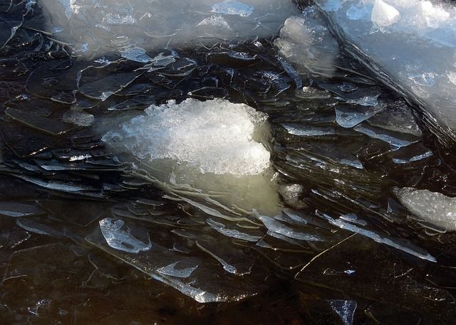 На озере Тургояк «Нива» ушла под лед. Достать машину уже не получится
