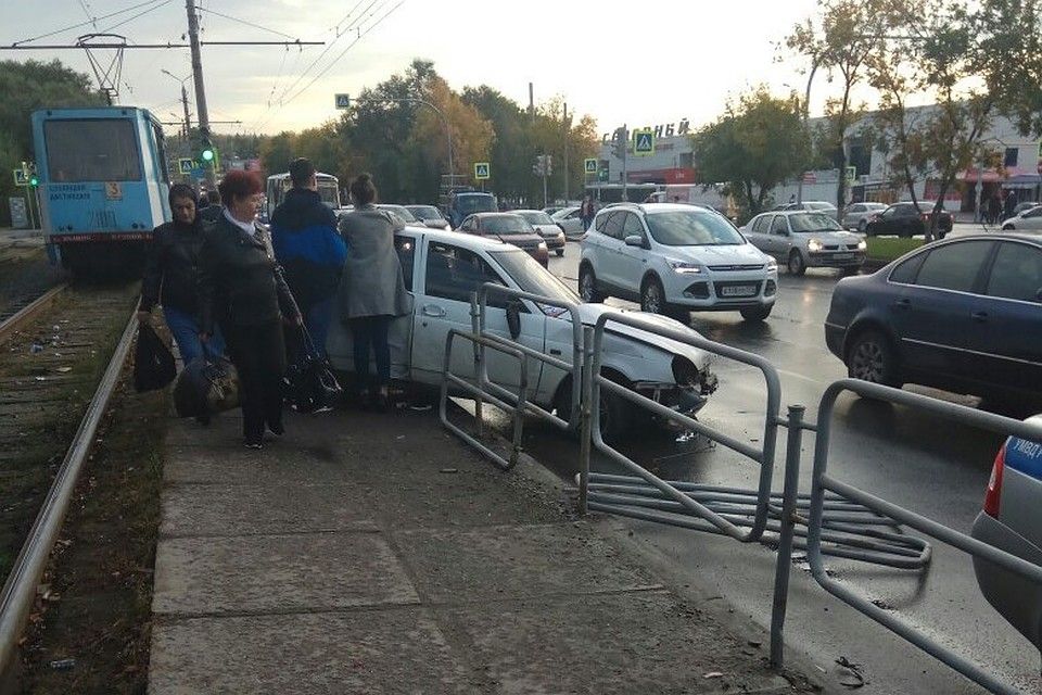 Прилетел кусок забора: в Челябинске машина врезалась в трамвайную остановку