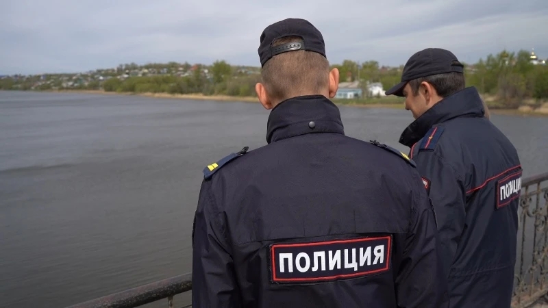 Полицейский из Копейска спас мужчину, тонущего в ледяной воде