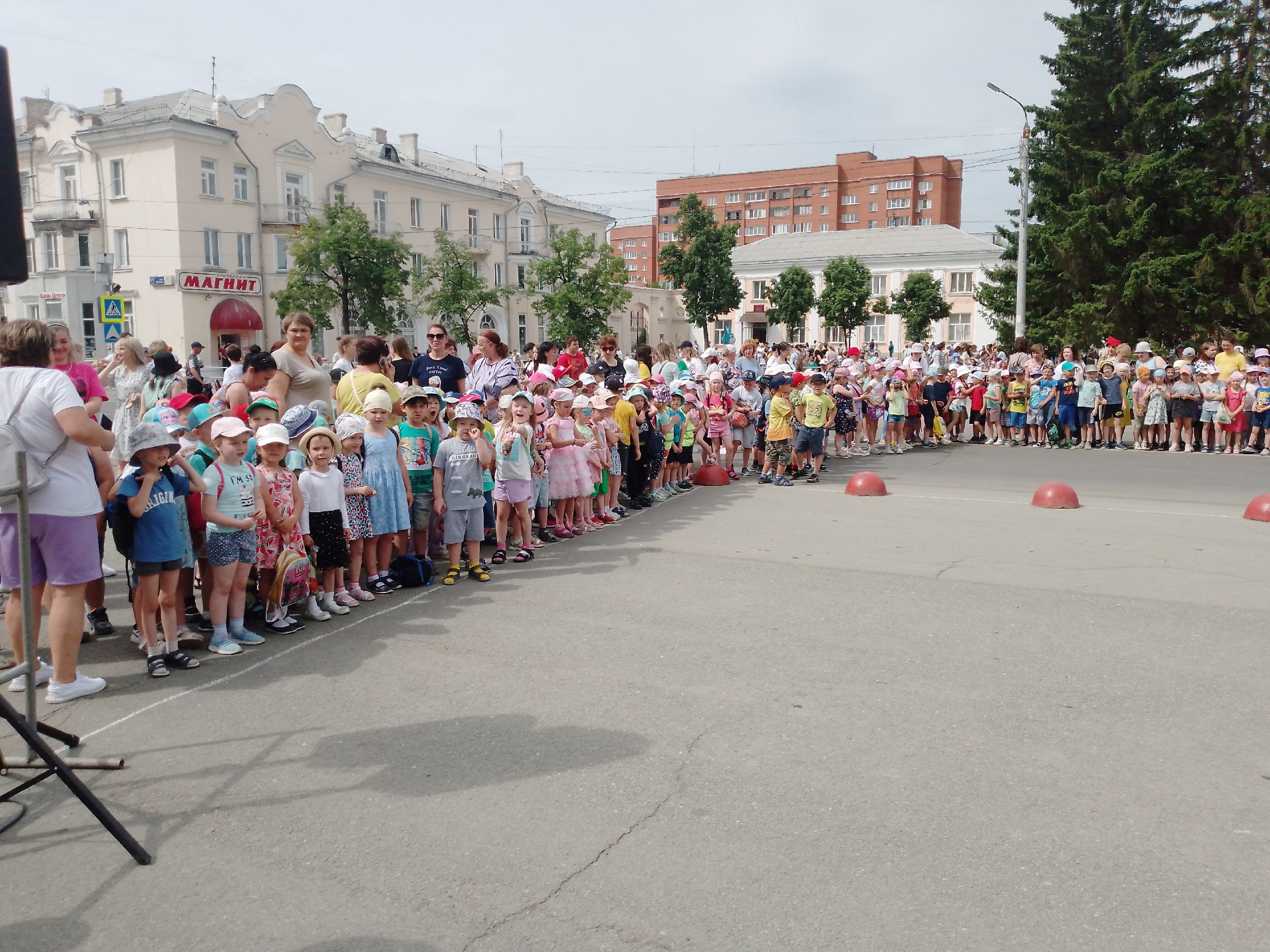 Глава города поздравил юных копейчан и их родителей с праздником