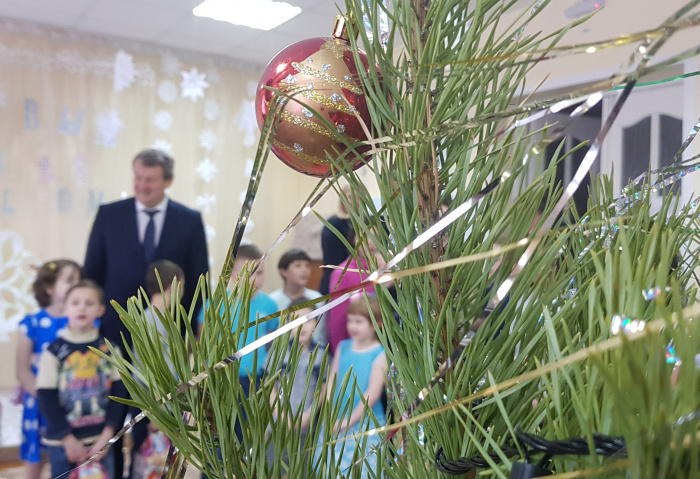 Анатолий Литовченко поздравил с Новым годом детей из социального центра Копейска