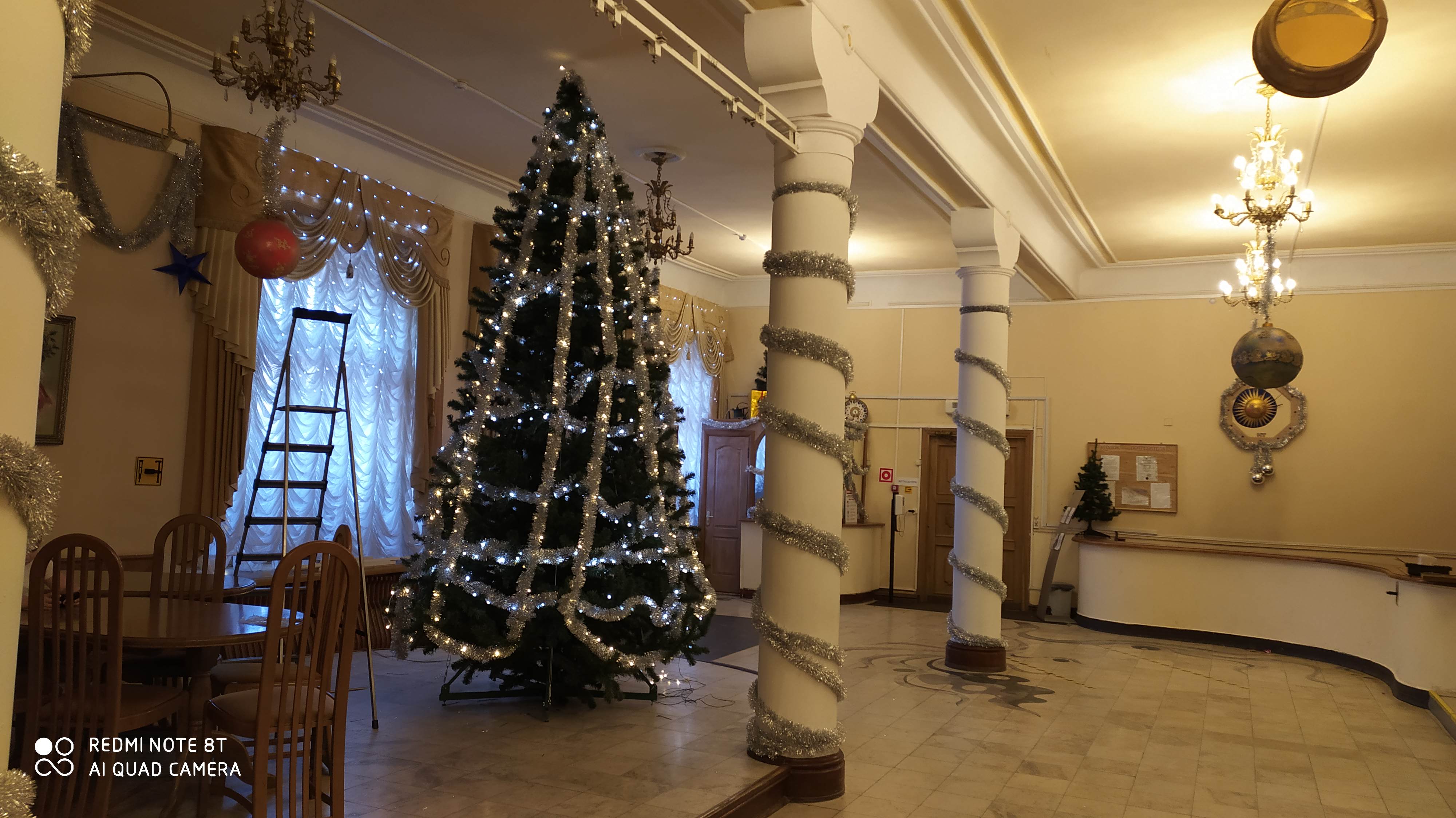 Камерный театр украсил елку и стартует в Новый год