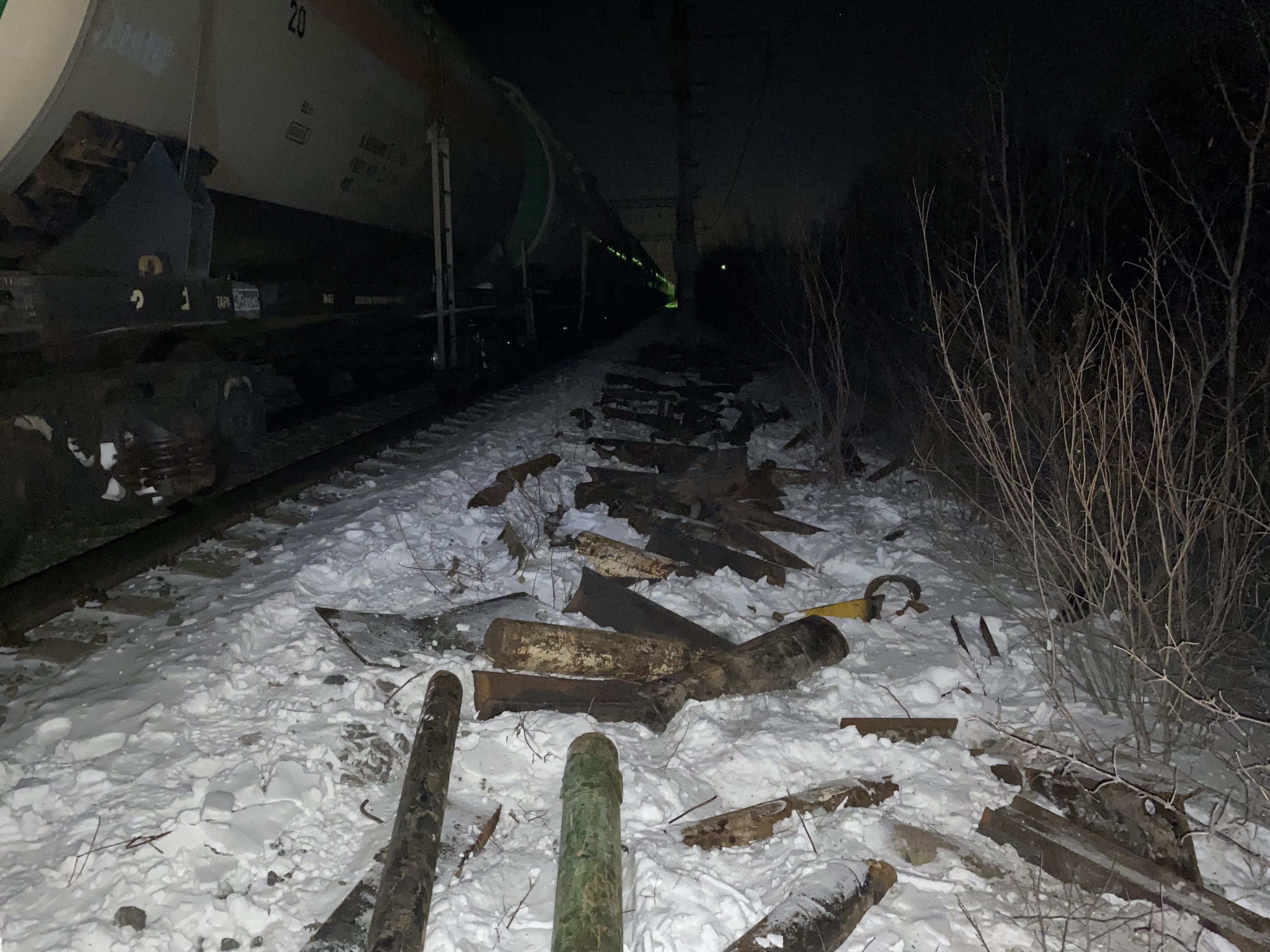 Южноуральцы вручную пытались украсть восемь тонн металлолома из грузового поезда