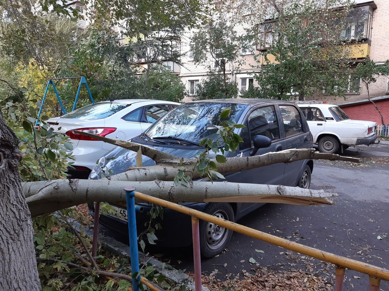 Ураган сорвал крышу с магазина, повалил деревья и оборвал провода в городах Южного Урала