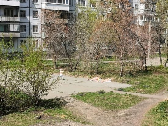 Срамота! В Челябинске соседи осудили двух девушек, которые загорали топлес во дворе