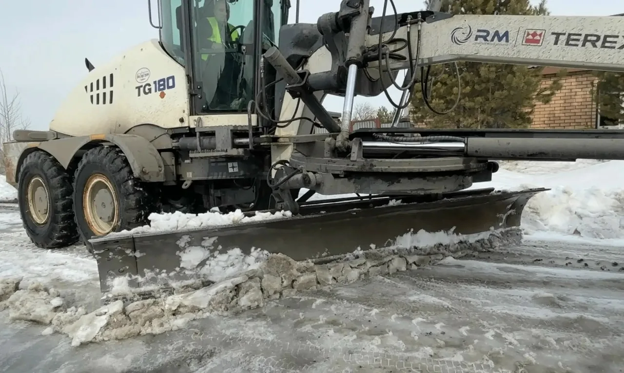 В Копейске проводят расчистку улично‑дорожной сети