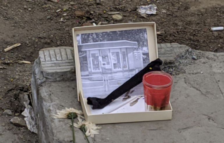 На Кировке в Челябинске появился памятник снесенному ларьку