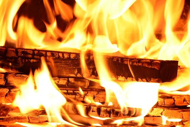 В Увельском районе подростки вытащили шестерых малышей из горящего дома