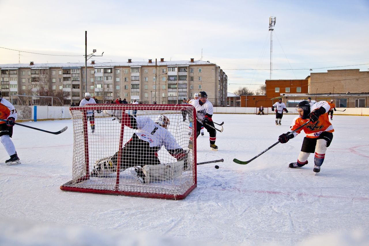 В Копейске продолжается мужской чемпионат города по хоккею