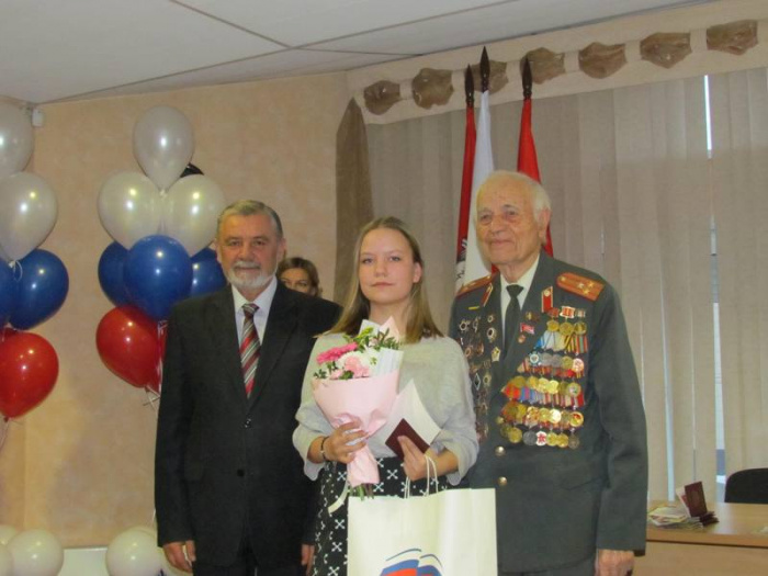 В День Конституции РФ юным копейчанам торжественно вручили паспорта