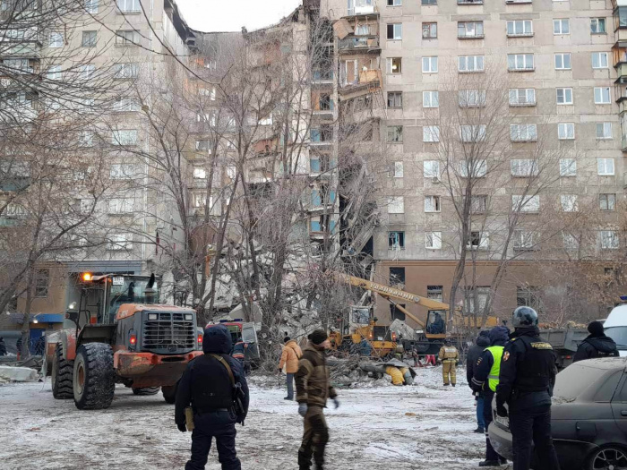 Из-за взрыва в Магнитогорске обрушился подъезд девятиэтажки. Видео