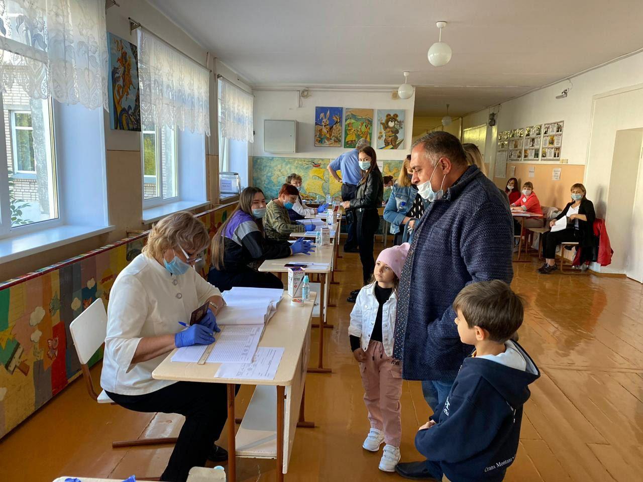 Карен Даллакян проголосовал в копейской школе