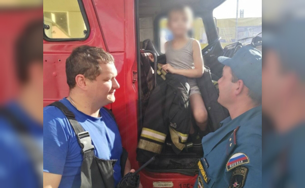 Мог упасть с 8-го этажа. Челябинские пожарные спасли 5-летнего ребенка 