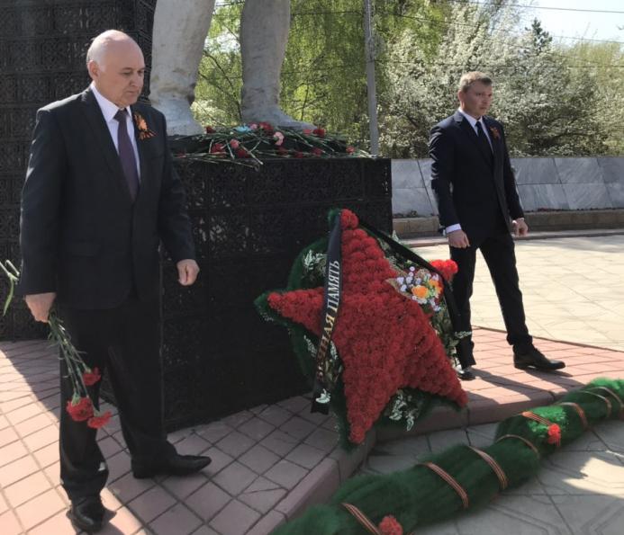Копейчане возложили цветы на Мемориале погибших в войне (фоторепортаж)