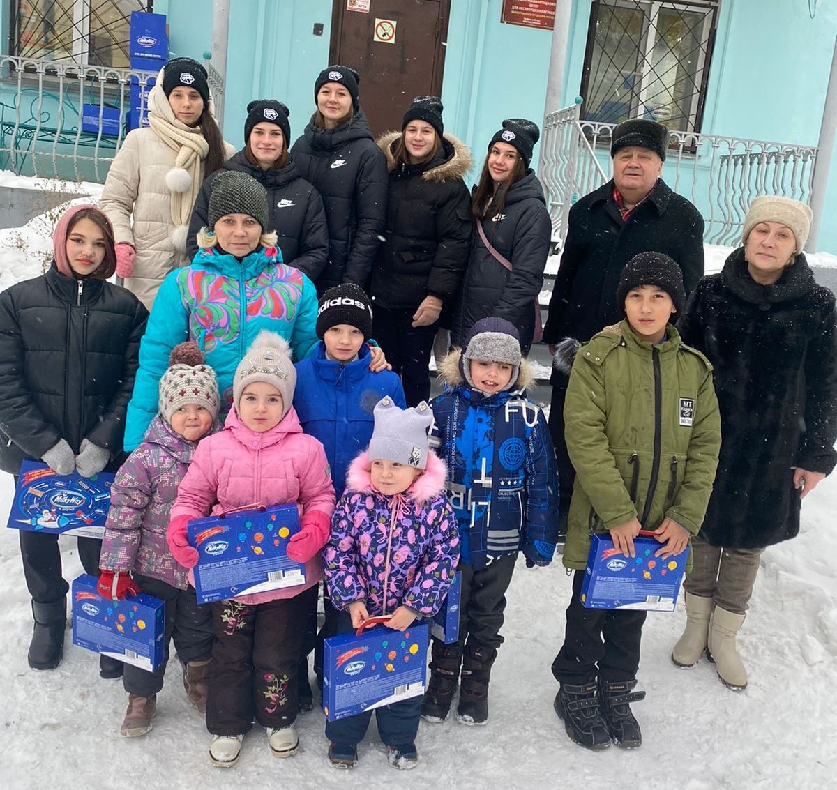 Ватерполистки «Уралочки» поздравили с Новым годом три детских учреждения Златоуста