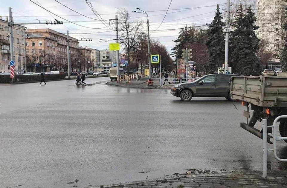 Светофор на проспекте Ленина в Челябинске перенесут на прежнее место