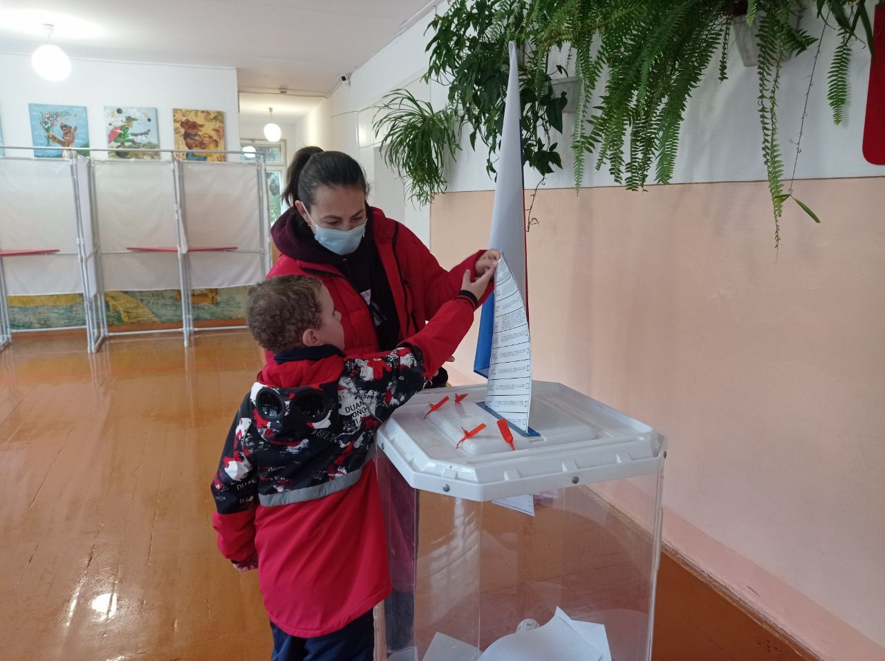 Жительница Копейска впервые пришла на выборы в роли гражданки России