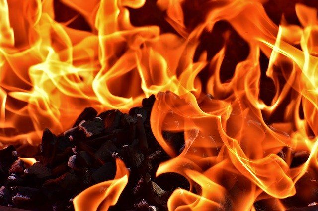 10-этажка загорелась в Челябинске. Один человек погиб, еще один получил ожоги 80% тела