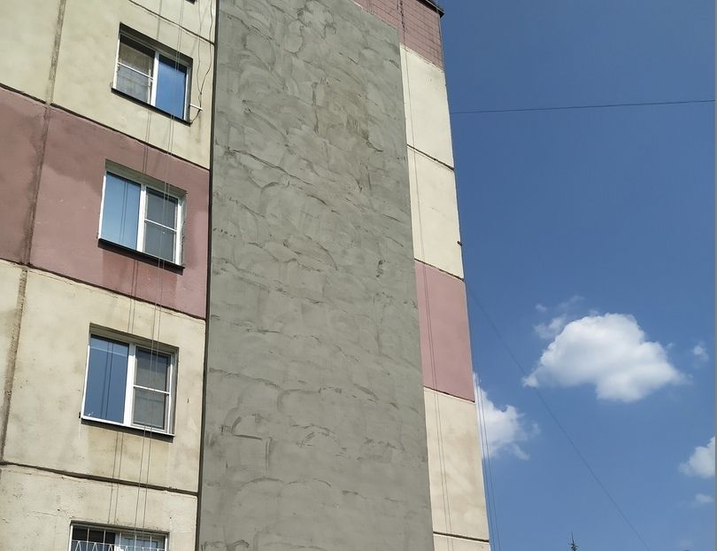В Челябинске с пятого этажа упала молодая пара