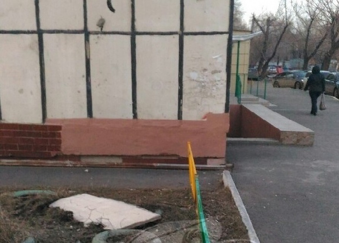 В Челябинске с высотки упала плита