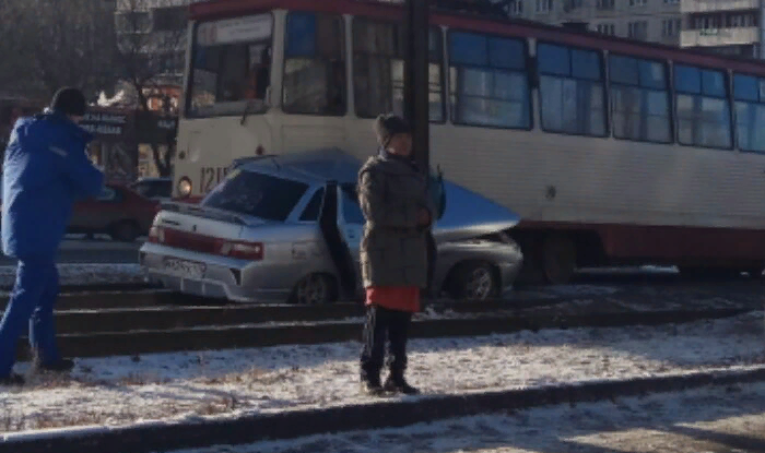Зажало между столбом и трамваем. Авария в Челябинске