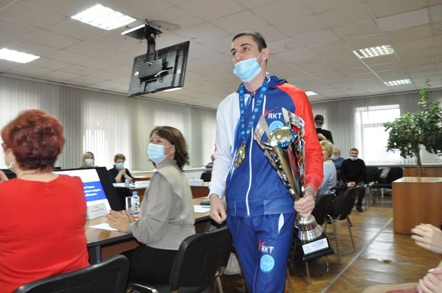 Чемпион мира Виктор Михайлов получил награду от главы Копейска