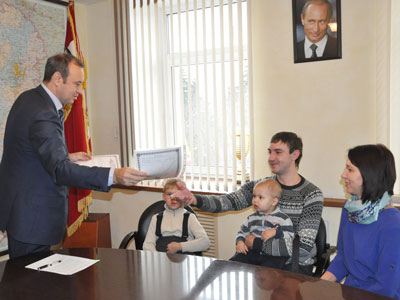Молодым копейским семьям вручили сертификаты на жилье
