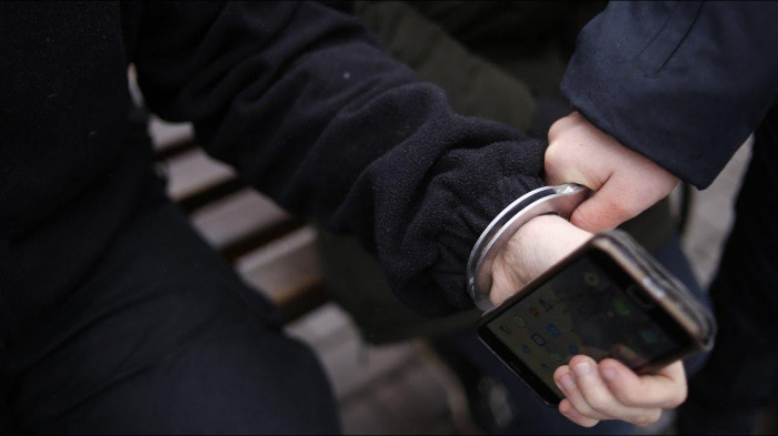 20-летнего копейчанина задержали за похищение телефона 