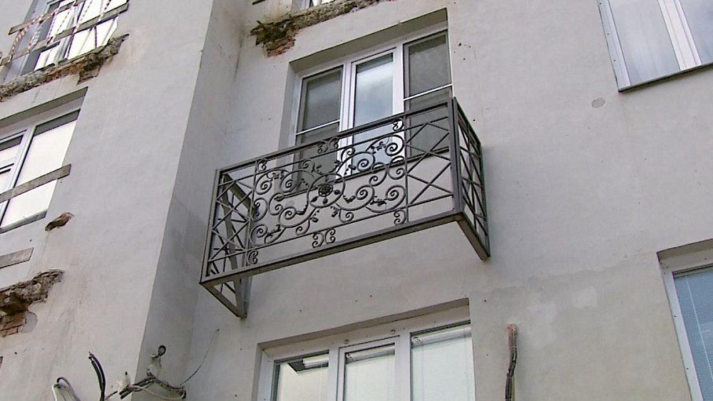 В Челябинске фасад дома, где рухнул балкон, украсили ажурной французской версией