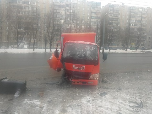 В Челябинске лихач разбил известную бургерную