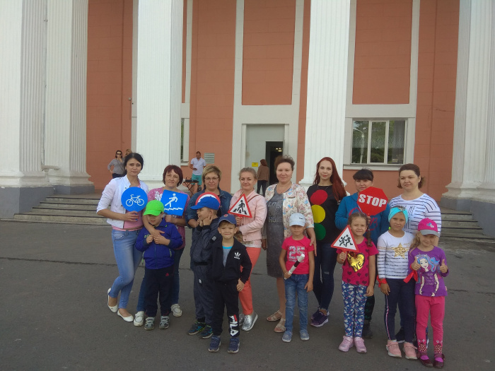 Воспитанники и педагоги детских садов Копейска поздравили сотрудников ГИБДД с профессиональным праздником