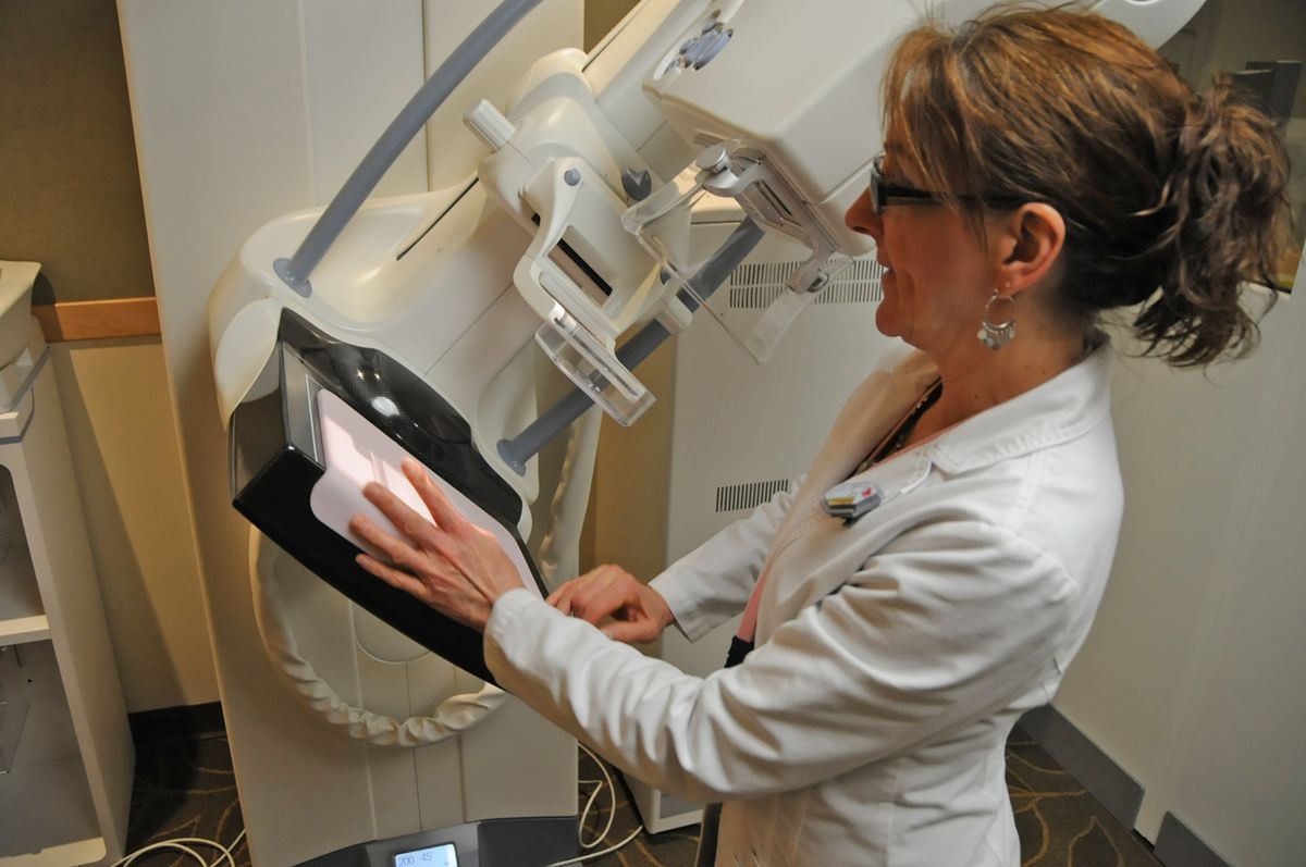 Как сделать маммографию в поликлинике. Маммография. Маммографическое обследование. Аппарат для маммограммы. Компьютерная маммография.