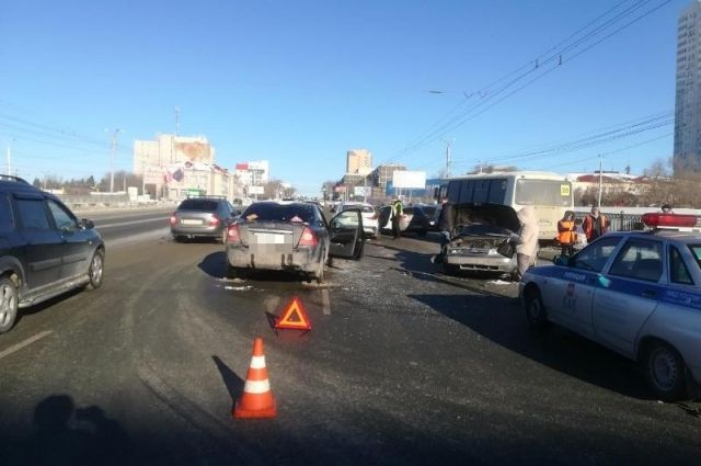 В тройном ДТП в Челябинске пострадал пассажир