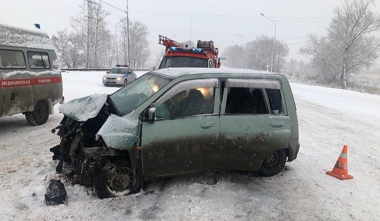 На трассе Челябинск-Троицк в лобовой аварии пострадали три человека