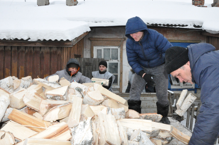 Благотворительный фонд подарил 5 кубометров дров копейским героиням «Первого канала» 