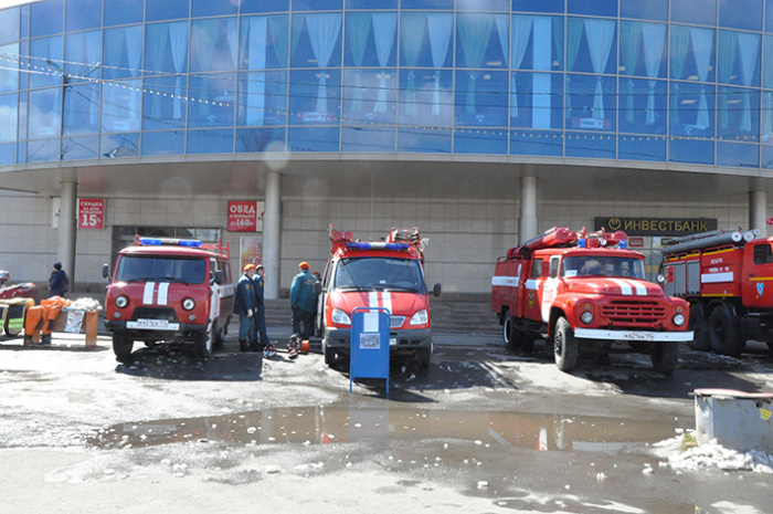 Пожарные Копейска таскали на себе 2-тонные внедорожники и кантовали покрышки. Фото и видео