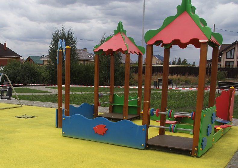 Строительство детской площадки в поселке Октябрьском завершено